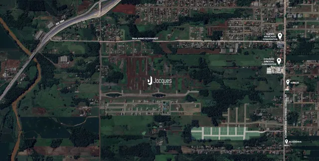 Vista aérea de uma área rural com campos e estradas no Brasil.