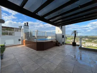 Varanda com piscina e vista panorâmica da paisagem.