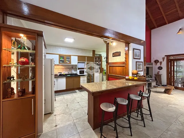 Vista de uma cozinha e sala de jantar em um imóvel no Brasil.