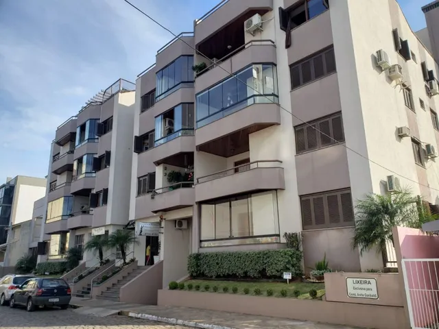 Fachada de um prédio residencial em Lajeado, Brasil, com vários andares e varandas.