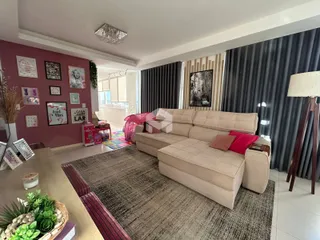 Sala de estar com sofá e decoração em uma residência.