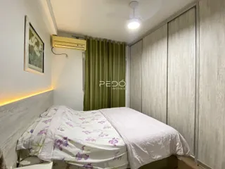 Quarto com cama e armários em um imóvel.