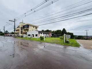 Fachada de uma residência em Lajeado, Brasil, com área externa pavimentada.