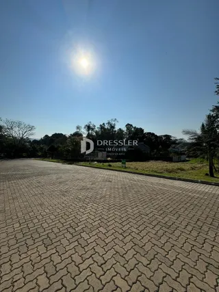 Vista da área externa pavimentada de uma propriedade em Lajeado.