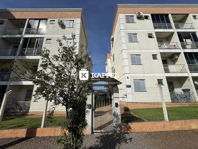 Fachada de um prédio residencial em Lajeado, Brasil, com muros e área verde.