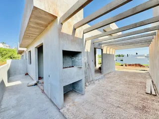Foto da fachada de uma construção em concreto em Lajeado.
