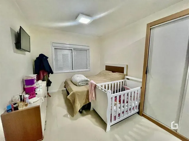 Quarto com cama de berço e janela em um imóvel no Brasil.