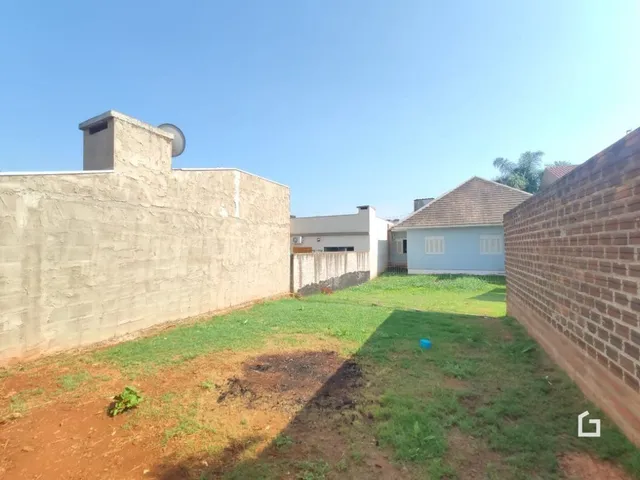 Parede externa de uma propriedade com gramado verde.