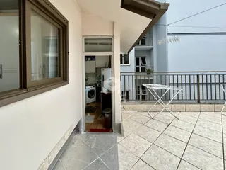 Vista da área externa e da cozinha através de uma porta em um imóvel em Lajeado.