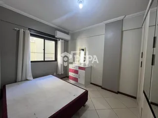 Um quarto com cama e janela é mostrado na propriedade.