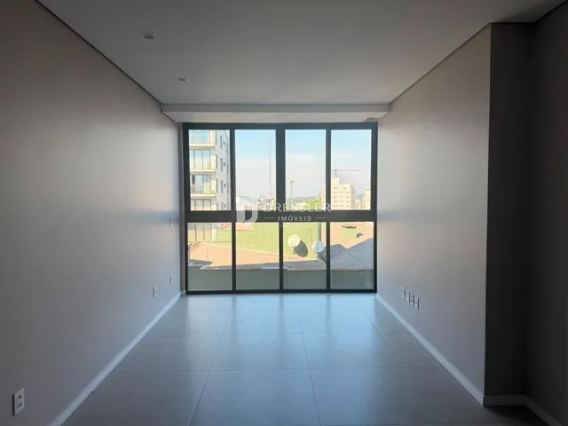 Corredor interno com vista para uma área externa.
