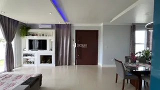 Sala de estar com decoração moderna e piso de cerâmica clara.