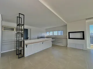Cozinha moderna com piso de cerâmica clara e armários em tons neutros.