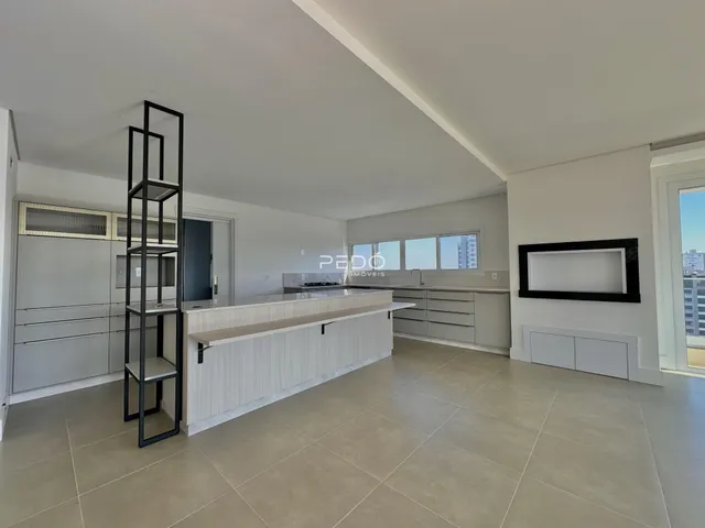 Cozinha moderna com piso de cerâmica clara e armários em tons neutros.