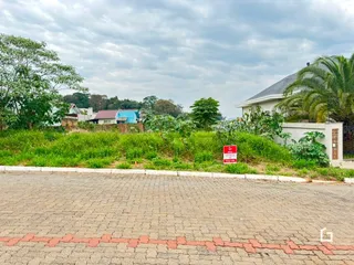 Vista da propriedade em Lajeado, Brasil, com vegetação ao redor.
