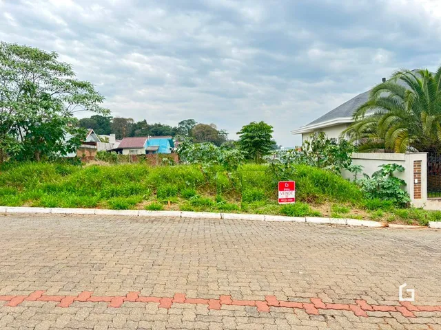 Vista da propriedade em Lajeado, Brasil, com vegetação ao redor.