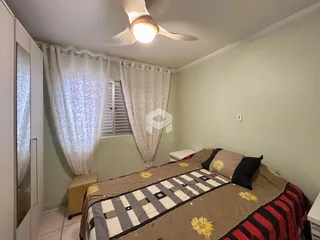 Foto de um quarto com cama e janela em uma residência.