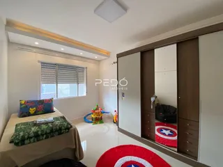 Quarto com armário embutido e decoração moderna.