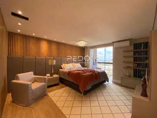 Quarto com cama e janela em um apartamento.