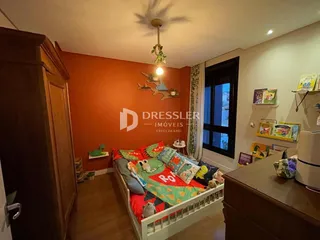 Quarto com cama e armário em sala de estar.