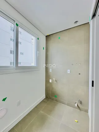 Foto de um banheiro com piso claro e paredes brancas em Lajeado.