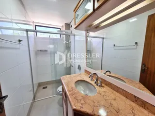 Banheiro com box de vidro e bancada de granito