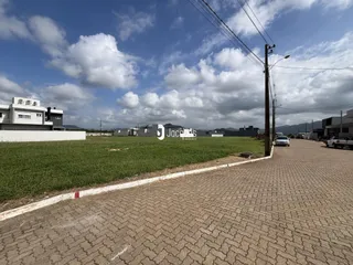 Vista externa de um terreno com gramado e pavimento em Lajeado.