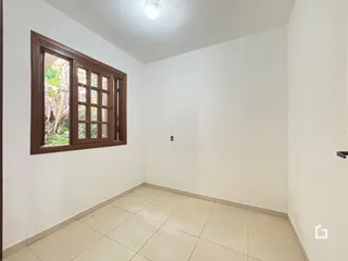 Vista de uma parede com janela de madeira em um ambiente interno.