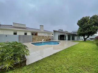 Vista externa de uma residência com piscina e jardim em Lajeado, Brasil.