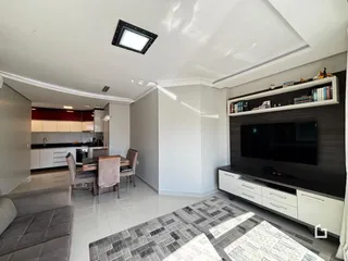 Sala de estar e cozinha de um apartamento em Lajeado, Brasil.