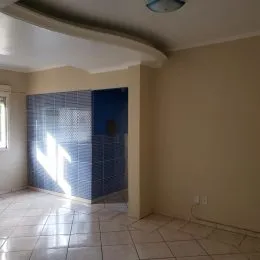 Vista parcial de um ambiente interno com piso de cerâmica.