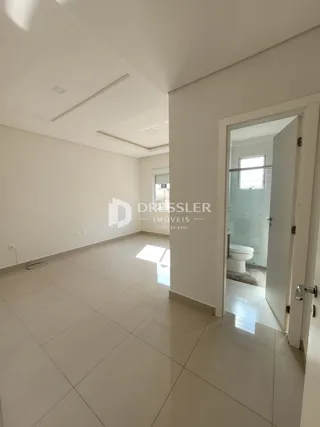 Hall de entrada com piso de cerâmica branca em um imóvel.