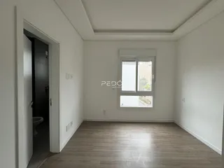 Sala de estar com piso de madeira clara.