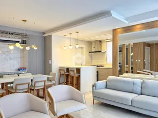 Sala de estar e jantar de um apartamento moderno em Lajeado.