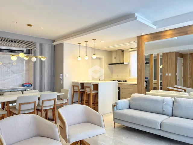 Sala de estar e jantar de um apartamento moderno em Lajeado.