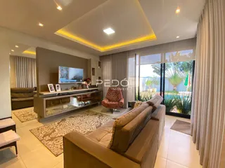 Sala de estar com sofá e vista para o exterior em um imóvel em Lajeado.