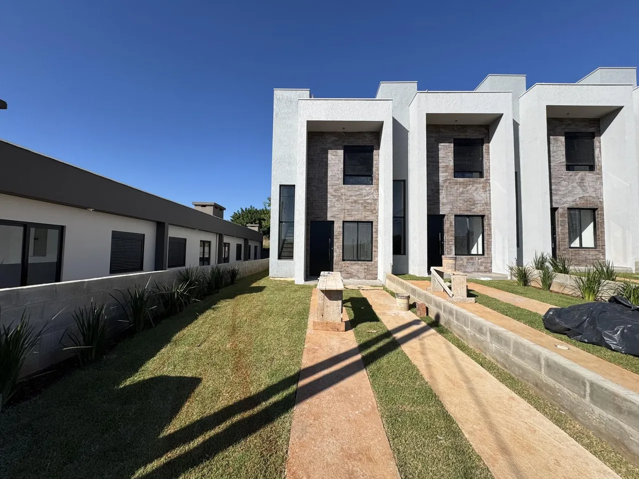 Exterior da fachada de um conjunto residencial moderno em Lajeado, Brasil.