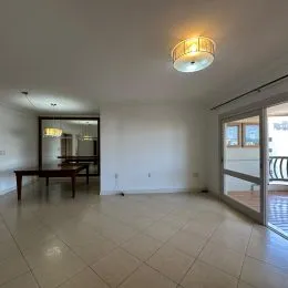 Sala ampla com piso de cerâmica clara.