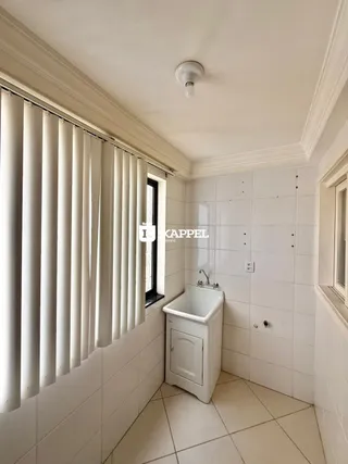 Foto de um banheiro com paredes brancas e azulejos brancos.