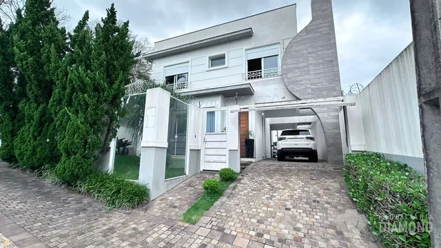 Fachada de uma residência moderna em Lajeado, Brasil, com jardim frontal.