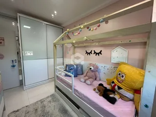 Quarto com cama e decoração em ambiente interno.