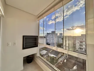 Vista da cidade através de uma grande janela no imóvel.