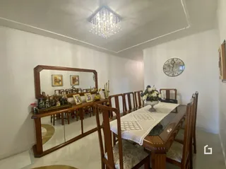 Quarto com espelho e móveis de madeira em uma residência.