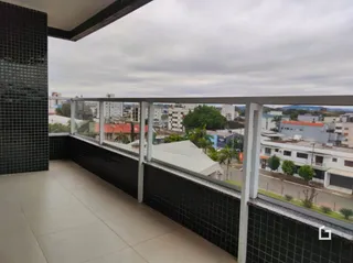 Vista de uma varanda com grade escura.