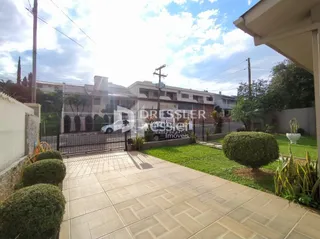 Fachada de imóvel em Lajeado, Brasil com área externa pavimentada e jardim.