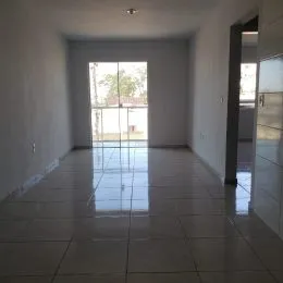 Foto de um ambiente interno com piso de cerâmica e uma grande janela.