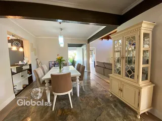 Vista de uma sala de jantar com mesa e armário em um imóvel no Brasil.