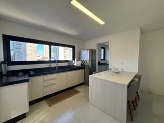 Vista da cozinha moderna com janela para a cidade em Lajeado.