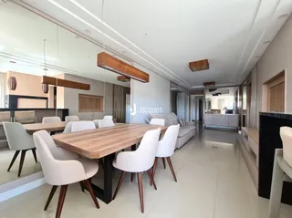 Foto de um ambiente interno com mesa de jantar de madeira clara.