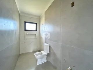 Hall de entrada com banheiro em um imóvel.